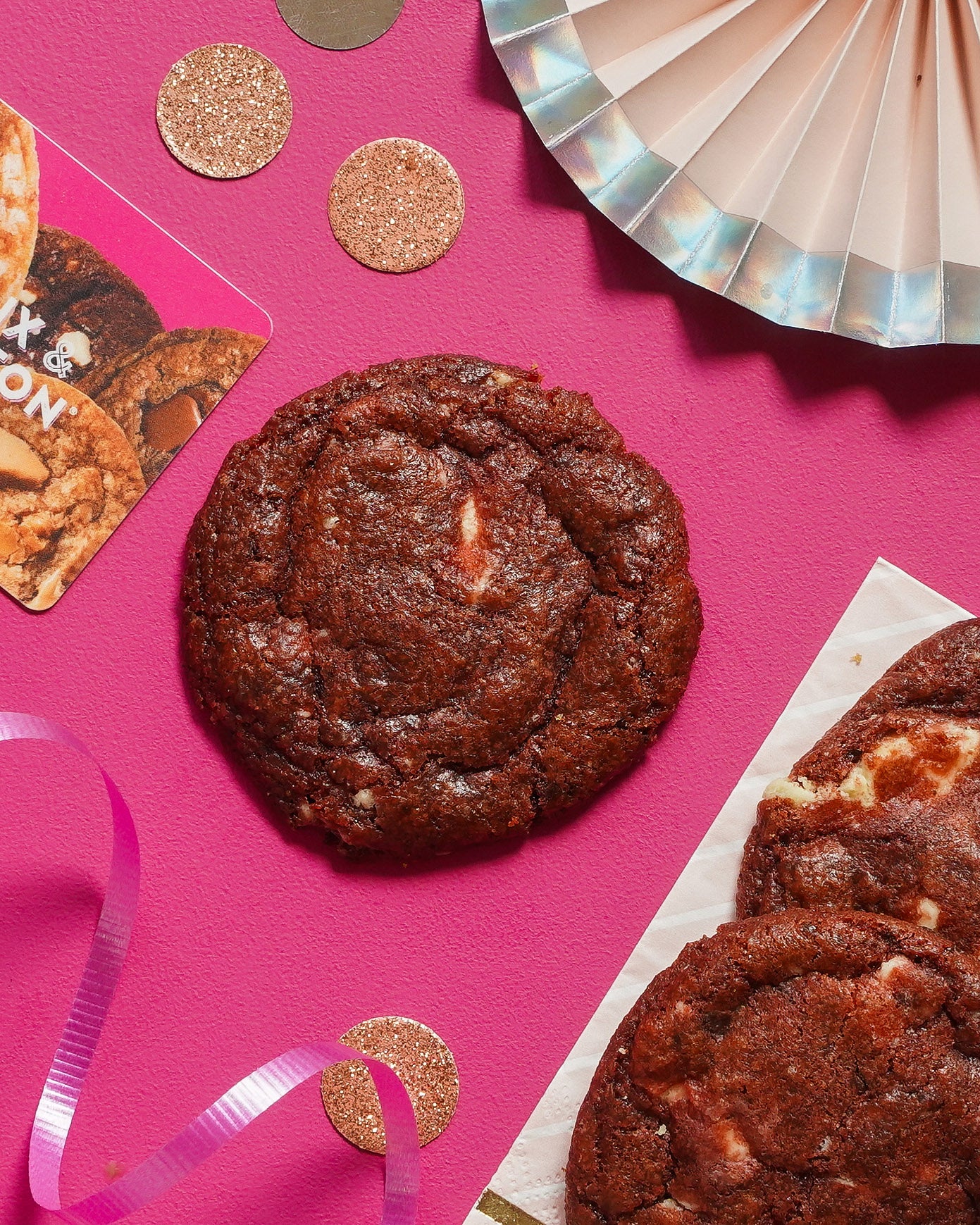 Rouge Velours - Pâte à biscuits surgelée onctueuse avec morceaux de chocolat blanc et noir (paquet de 5)